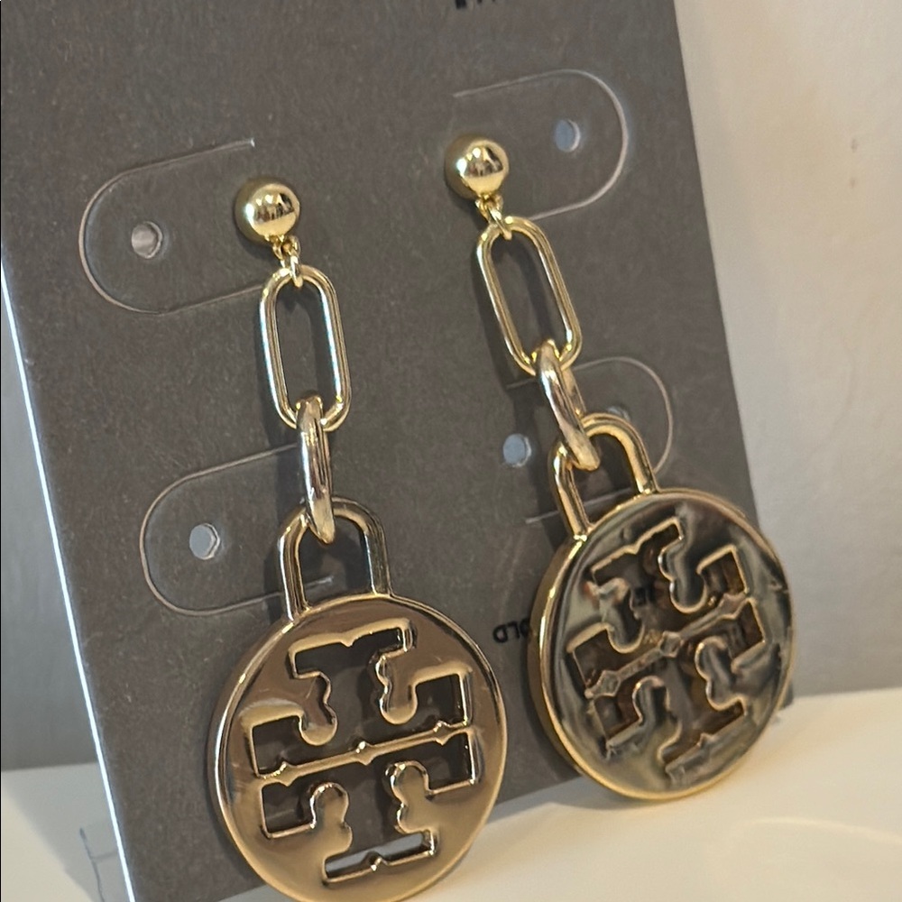 NEW✨ Earrings with Tory Burch Round charm